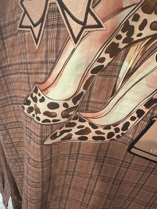 The Unbranded Brand Tops - Leopard Print Stiletto Graphic shirt in Mauve and Brown